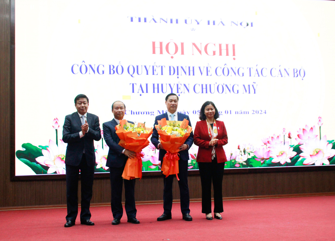 Lãnh đạo Thành ủy và UBND Thành phố Hà Nội tặng hoa chúc mừng ông Nguyễn Đình Hoa và Nguyễn Anh Đức