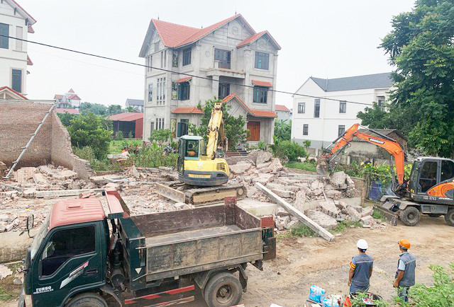 Lực lượng chức năng phá dỡ các trường hợp vi phạm đất đai, trật tự xây dựng tại xã Văn Khê (huyện Mê Linh). Lực lượng chức năng phá dỡ các trường hợp vi phạm đất đai, trật tự xây dựng tại xã Văn Khê (huyện Mê Linh).