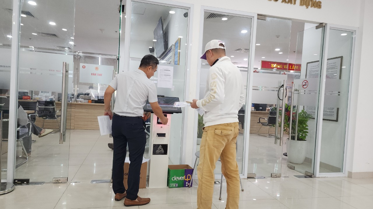 Công dân thực hiện thủ tục hành chính tại Sở GTVT Hà Nội ngày 2/1/2024.