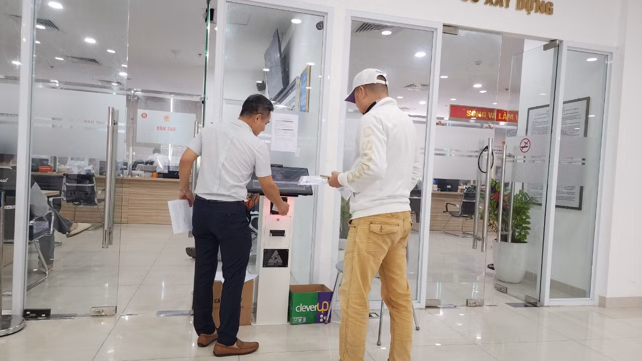 Công dân thực hiện thủ tục hành chính tại Sở GTVT Hà Nội ngày 2/1/2024. Công dân thực hiện thủ tục hành chính tại Sở GTVT Hà Nội ngày 2/1/2024.