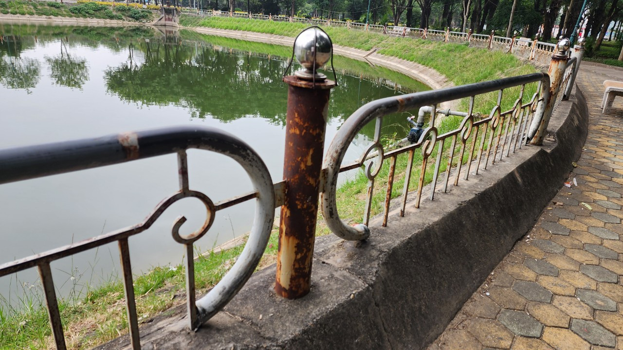 Lan can trong công viên Cầu Giấy cũng bị hoen gỉ từ lâu.