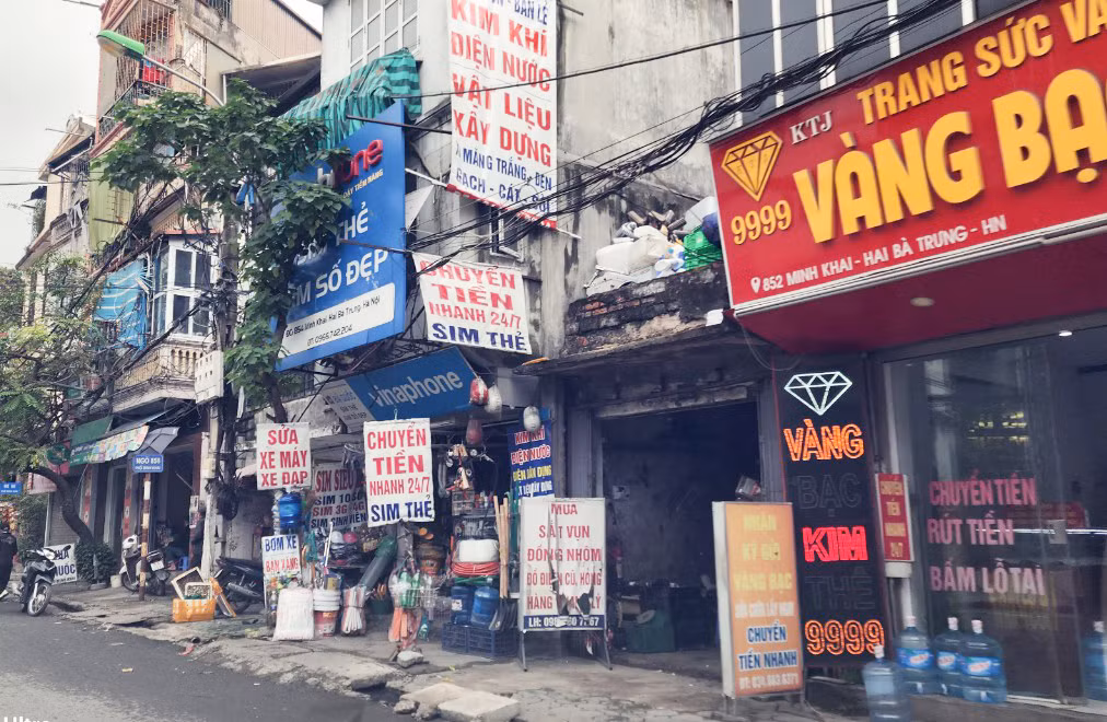 Tại phố Minh Khai (quận Hai Bà Trưng), vỉa hè đã bị chiếm dụng hết. Người đi bộ phải xuống lòng đường để di chuyển.