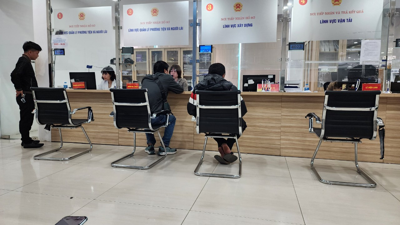 Công dân thực hiện thủ tục hành chính tại Sở GTVT Hà Nội ngày 2/1/2024.