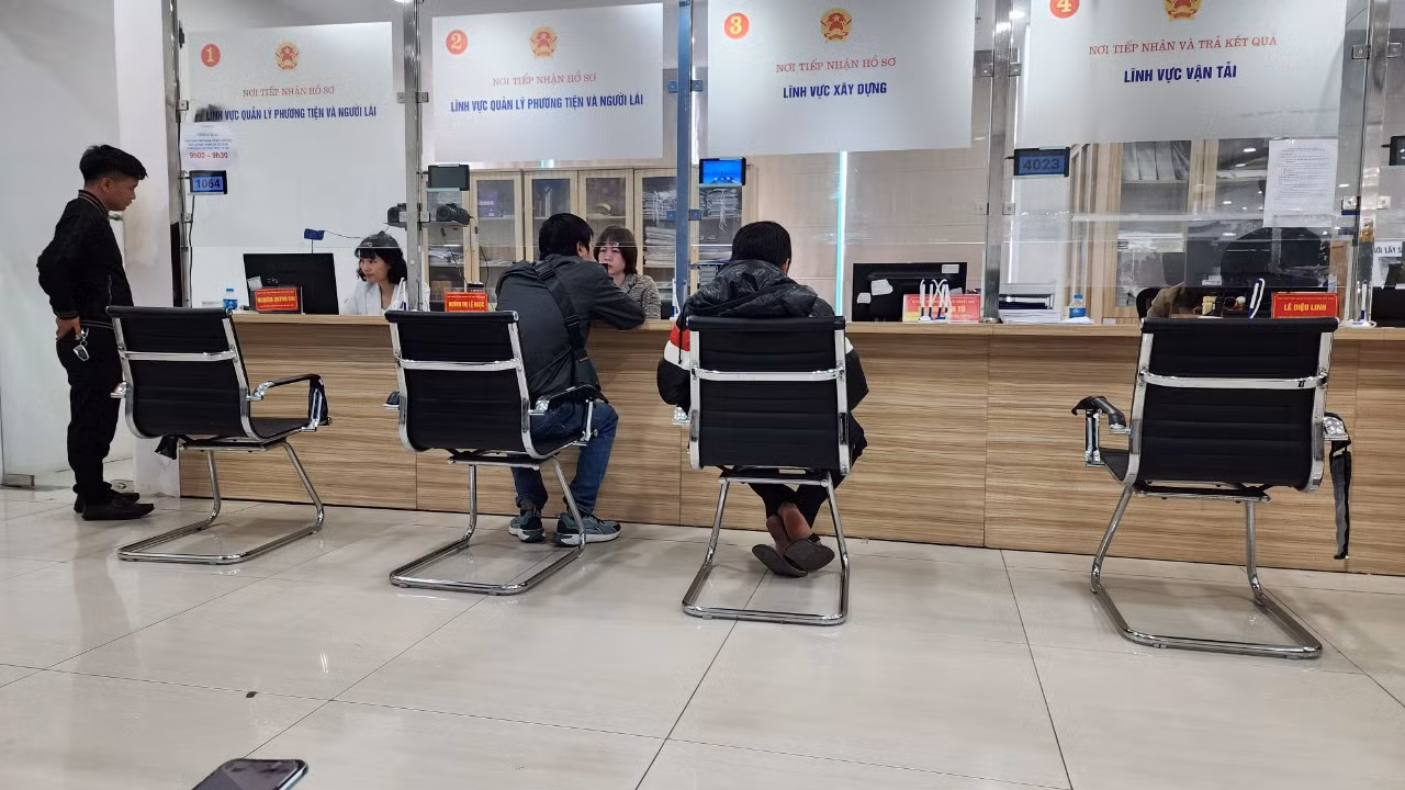 Công dân thực hiện thủ tục hành chính tại Sở GTVT Hà Nội ngày 2/1/2024. Công dân thực hiện thủ tục hành chính tại Sở GTVT Hà Nội ngày 2/1/2024.