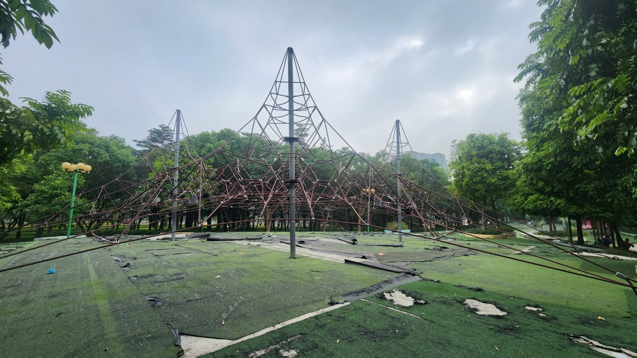 Đặc biệt, tại khu vui chơi trẻ em trong công viên Cầu Giấy đã bị bong tróc, mất mỹ quan và nguy hiểm nếu trẻ chơi đùa tại đây.