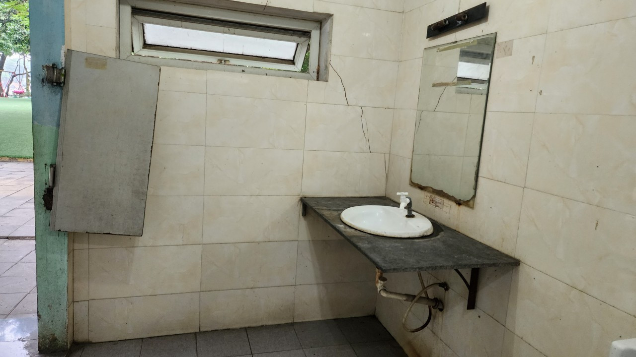 Nhà vệ sinh trong công viên Nghĩa đô bị hỏng hóc, không được dọn dẹp thường xuyên.