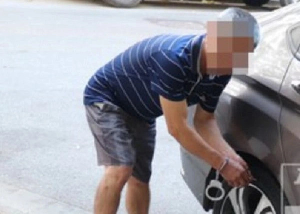 Đối tượng C. bị cơ quan công an tạm giữ hình sự do hành vi hủy hoại tài sản