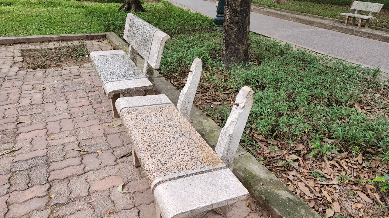 Tại công viên Cầu Giấy cũng có nhiều hạng mục xuống cấp. (Ảnh: Một chiếc đá bị gãy tựa lưng nhưng chưa được sữa chữa, thay mới).