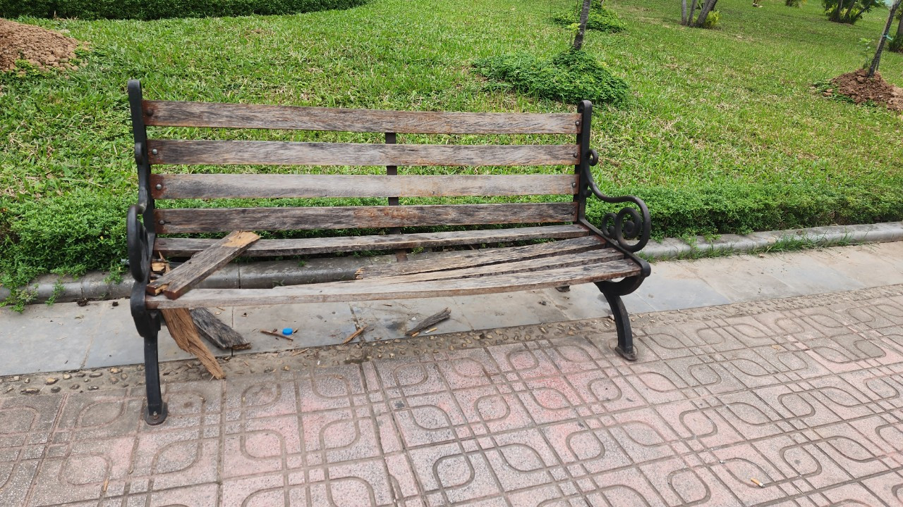 Tình trạng xuống cấp cũng diễn ra tại công viên Hòa Bình. (Ảnh: Một chiếc ghế tại công viên Hòa bị bị gãy nhưng chưa được sửa chữa, thay mới).