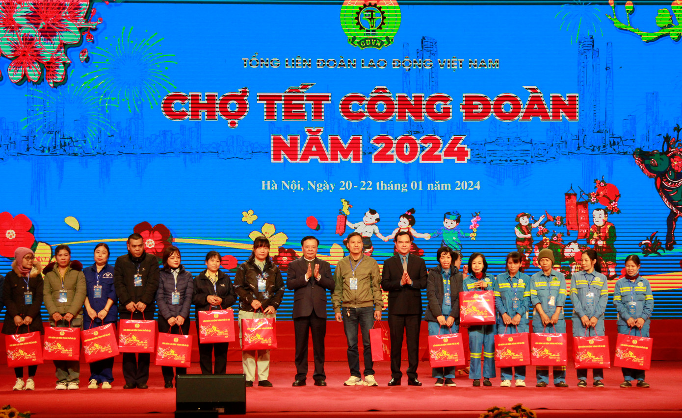 Bí thư Thành ủy Hà Nội Đinh Tiến Dũng cùng đại diện Ban tổ chức tặng quà cho công đoàn viên có hoàn cảnh khó khăn.