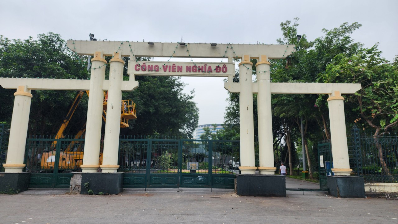 Trên địa bàn quận Cầu Giấy có 4 công viên; UBND quận được giao quản lý công viên Nghĩa Đô và công viên Cầu Giấy. Hiện nay nhiều hạng mục trong công viên đã xuống cấp nhưng chưa được cải tạo, sửa chữa. Công viên Nghĩa Đô có diện tích 42.000m2, vốn được xem là một trong những lá phổi xanh của thành phố. Một thời, công viên Nghĩa Đô là niềm tự hào của người dân trên địa bàn quận Cầu Giấy. Tuy nhiên, hiện nay công viên Nghĩa Đô đã xuống cấp trầm trọng.