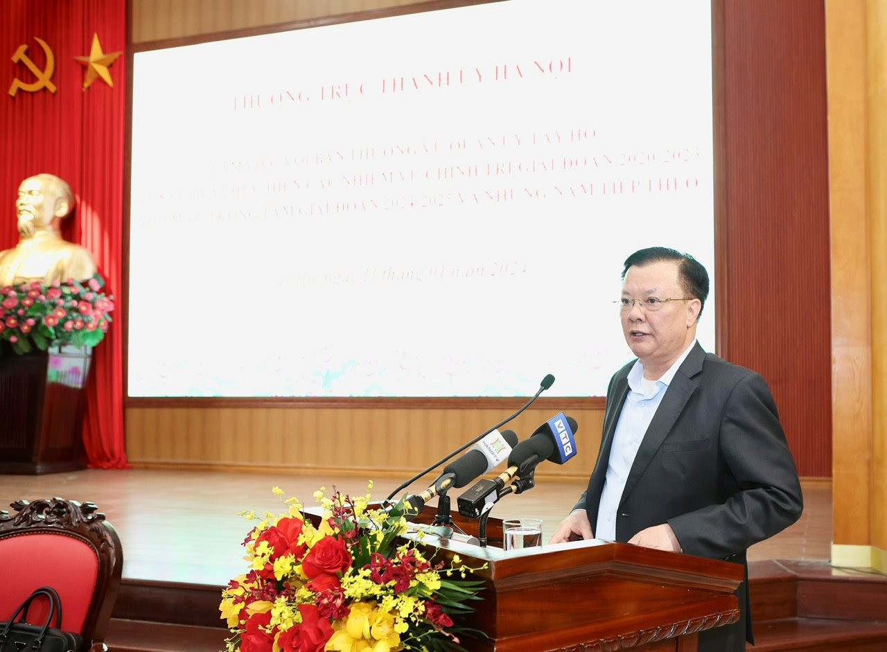 Bí thư Thành ủy Đinh Tiến Dũng phát biểu tại cuộc họp