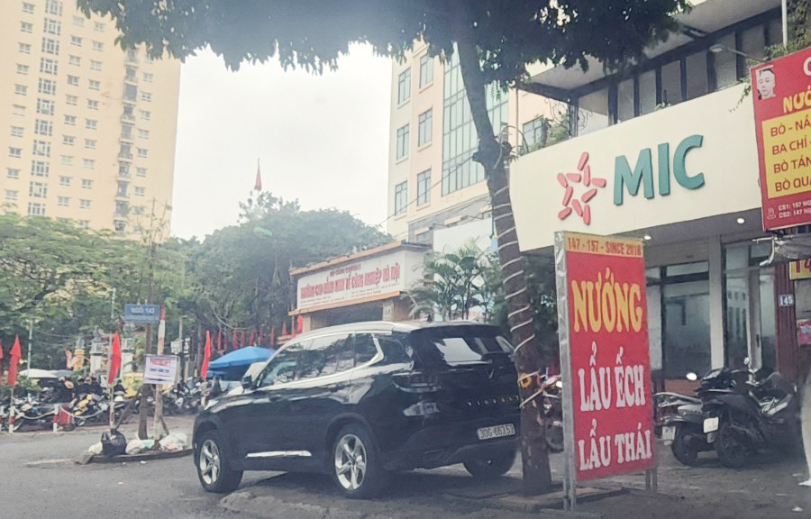 Vỉa hè phố Nguyễn Ngọc Vũ đang bị lấn chiếm.