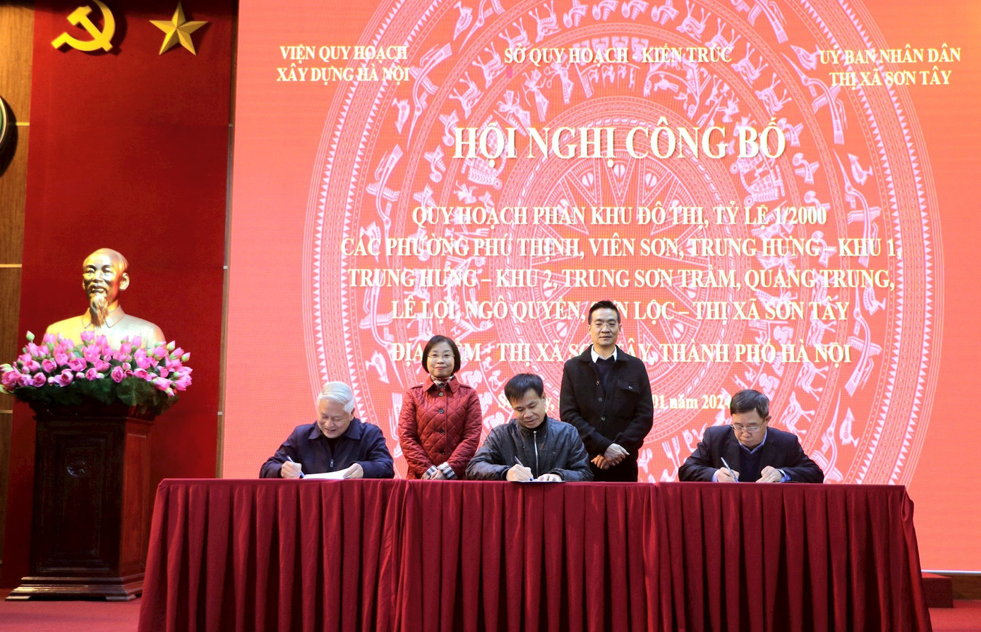 Đại diện Sở Quy hoạch- Kiến trúc, Viện Quy hoạch xây dựng Hà Nội ký bàn giao quy hoạch cho UBND thị xã Sơn Tây