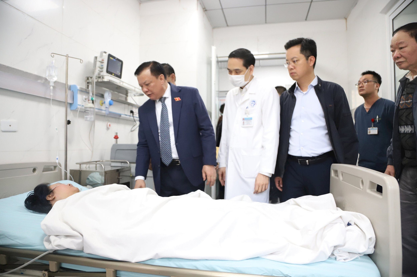 Bí thư Thành ủy Đinh Tiến Dũng và Đoàn công tác thăm nạn nhân vụ cháy tại số 4 phố Hàng Lược Bí thư Thành ủy Đinh Tiến Dũng và Đoàn công tác thăm nạn nhân vụ cháy tại số 4 phố Hàng Lược