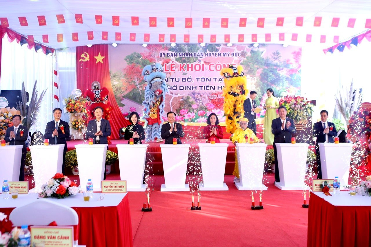 Các đại biểu thực hiện nghi lễ khởi công Dự án tu bổ, tôn tạo Đền thờ Đinh Tiên Hoàng Đế