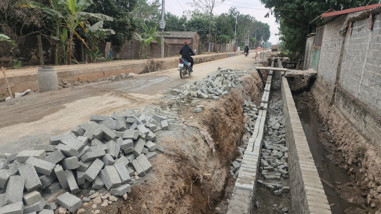 Tuyến đường đang thi công để vật liệu ngổn ngang, chưa có hệ thống cảnh báo. Tuyến đường đang thi công để vật liệu ngổn ngang, chưa có hệ thống cảnh báo.