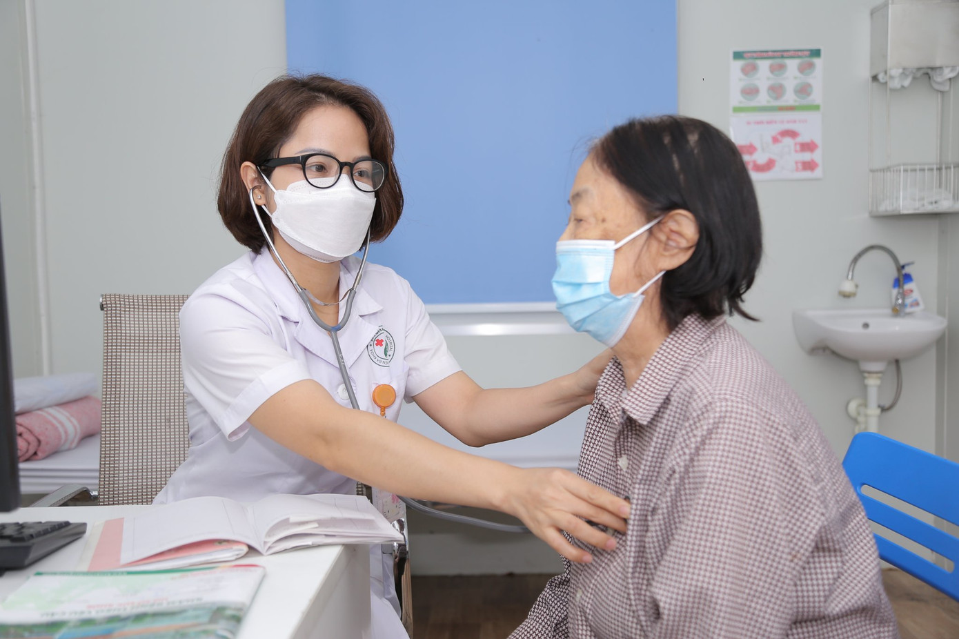 Các bác sĩ Bệnh viện Đa khoa Đức Giang (Hà Nội) chăm sóc sức khỏe cho người cao tuổi