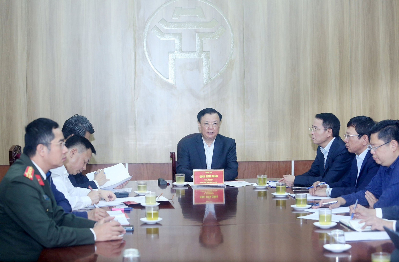 Bí thư Thành ủy Hà Nội Đinh Tiến Dũng chủ trì buổi tiếp công dân ngày 12/1 Bí thư Thành ủy Hà Nội Đinh Tiến Dũng chủ trì buổi tiếp công dân ngày 12/1