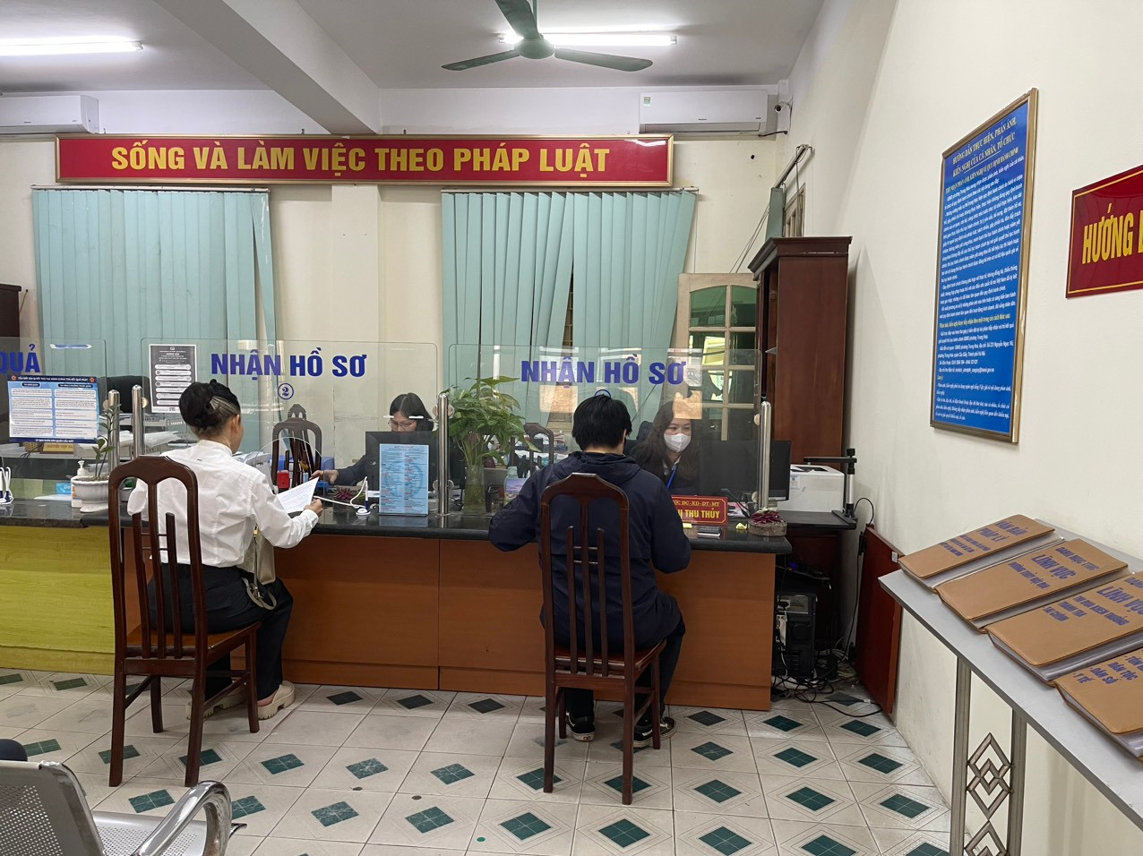 Công dân thực hiện thủ tục hành chính tại UBND phường Trung Hòa, quận Cầu Giấy ngày 2/1/2024.