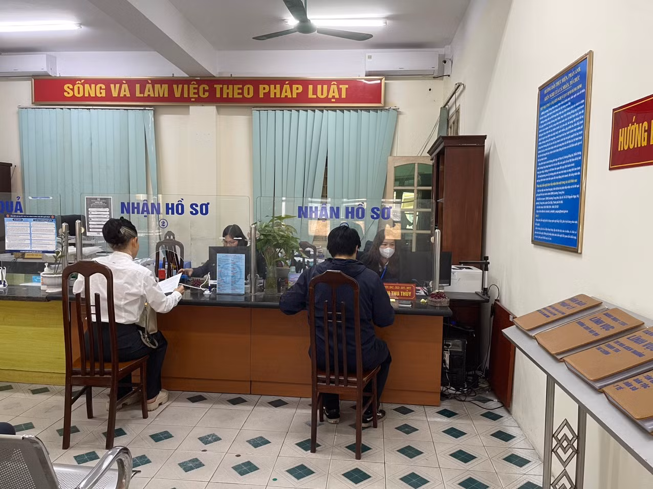 Công dân thực hiện thủ tục hành chính tại UBND phường Trung Hòa, quận Cầu Giấy ngày 2/1/2024. Công dân thực hiện thủ tục hành chính tại UBND phường Trung Hòa, quận Cầu Giấy ngày 2/1/2024.