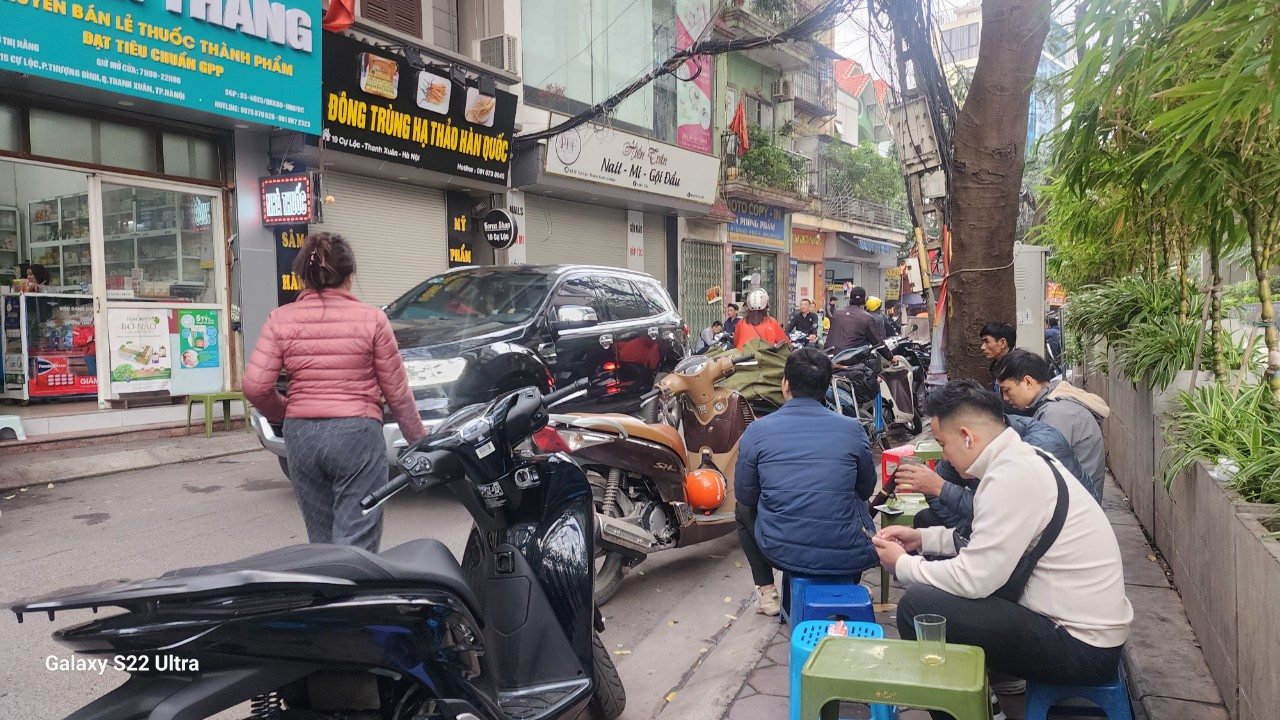 Vỉa hè, lòng đường tuyến phố Cự Lộc (quận Thanh Xuân) vốn đã nhỏ hẹp nhưng thường xuyên bị chiếm dụng. Đặc biệt là vào buổi sáng, buổi trưa và cuối giờ chiều, người dân bày bàn ghế ra vỉa hè bán hàng ăn, hàng nước. Trong khi đó, khách thì để xe dưới lòng đường, khiến giao thông đi lại khó khăn.