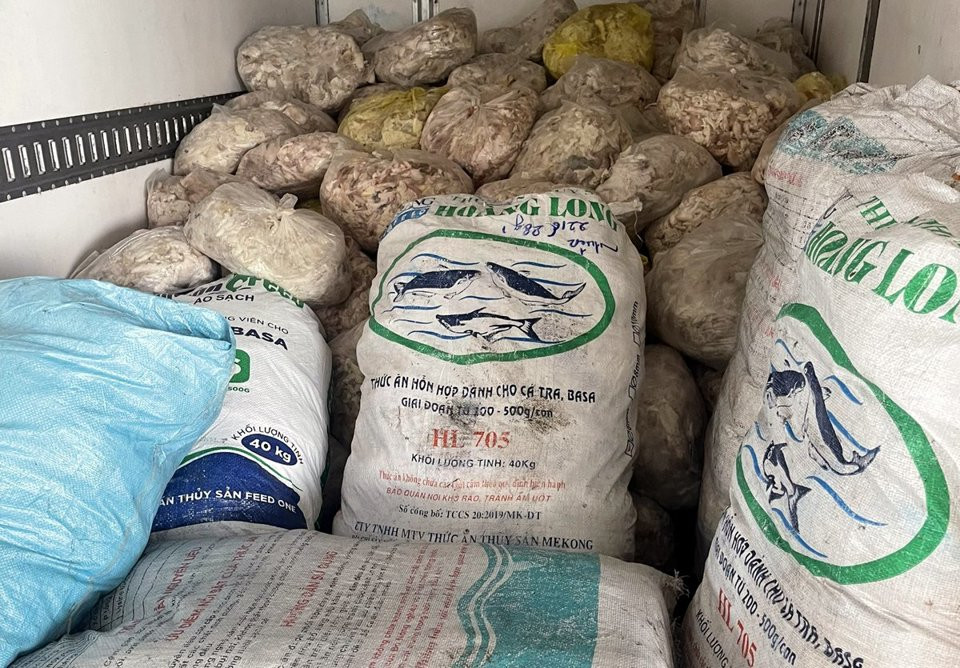 Hơn 1,1 tấn mỡ lợn đang trong quá trình phân hủy được chủ hàng đưa về Hà Nội tiêu thụ Hơn 1,1 tấn mỡ lợn đang trong quá trình phân hủy được chủ hàng đưa về Hà Nội tiêu thụ