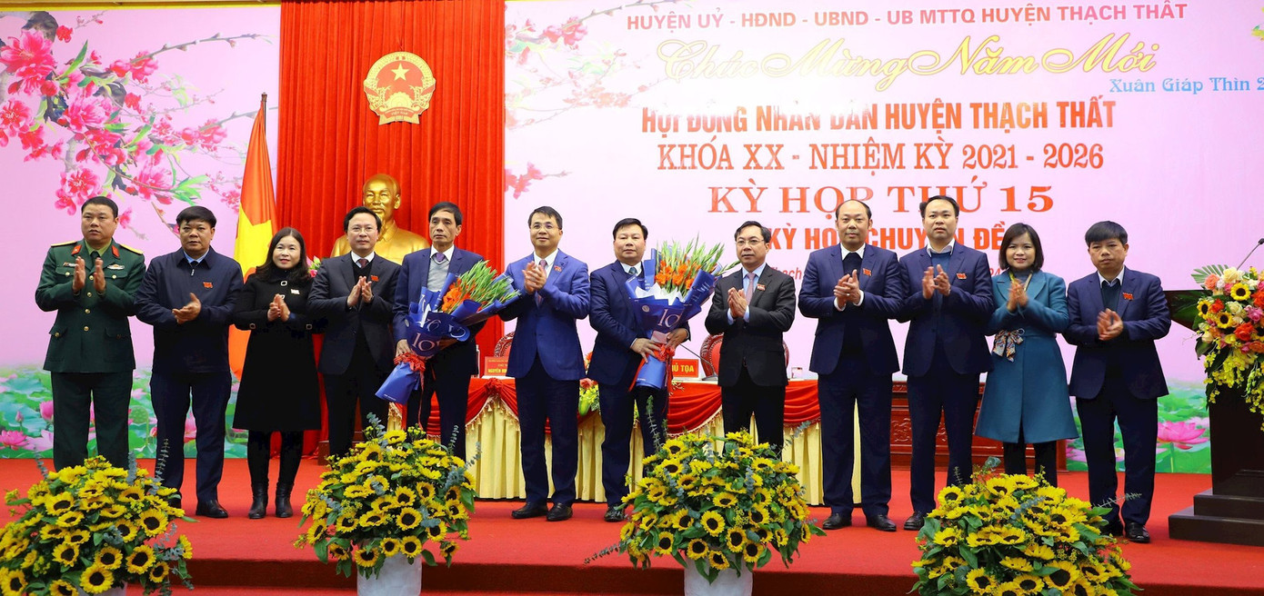 Lãnh đạo huyện Thạch Thất chúc mừng ông Phùng Khắc Sơn (thứ 6 từ phải sang) được bầu giữ chức Phó Chủ tịch UBND huyện Thạch Thất nhiệm kỳ 2021-2026.