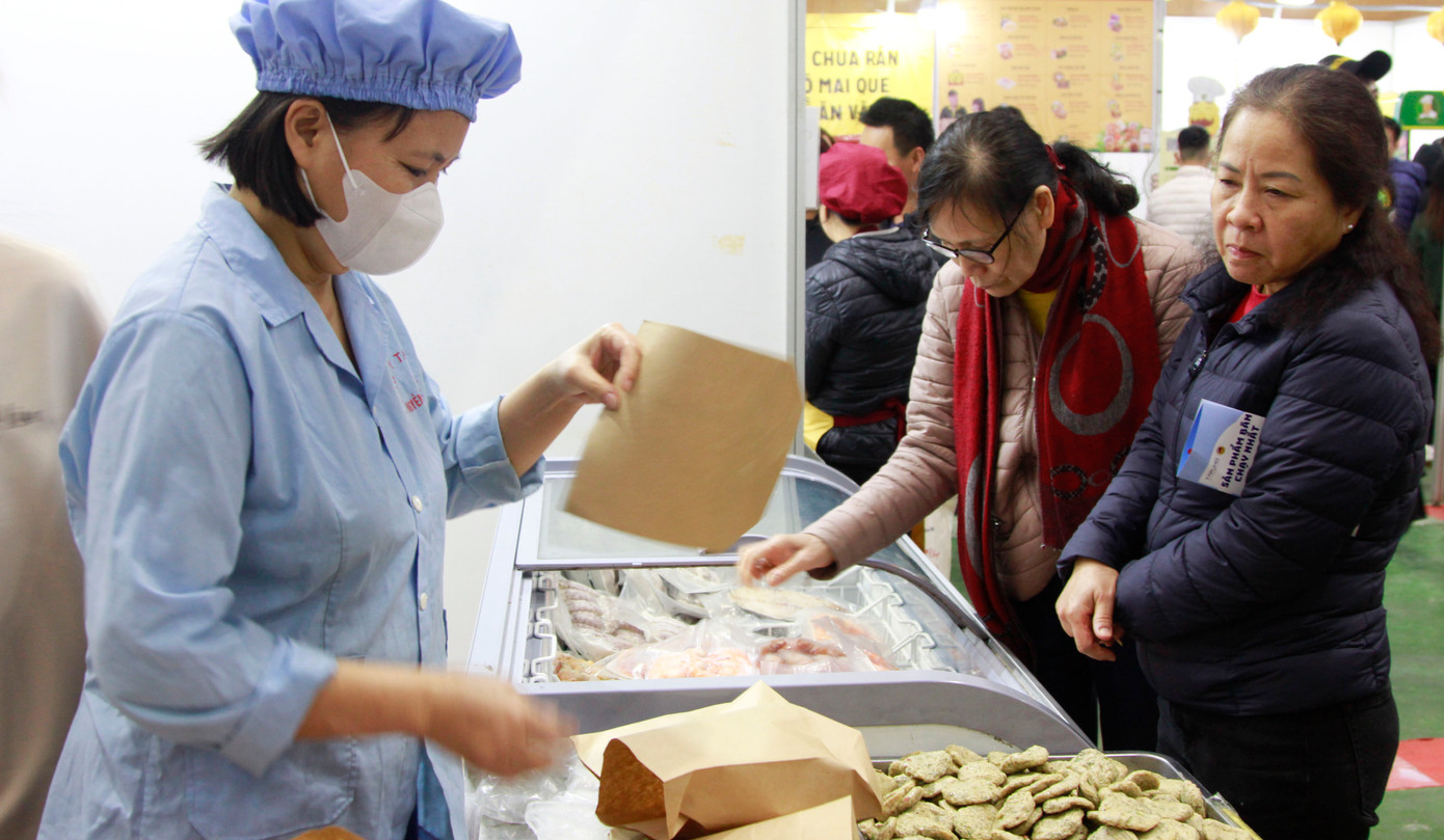 Người dân mua sắm tại Chợ Tết Công đoàn năm 2024