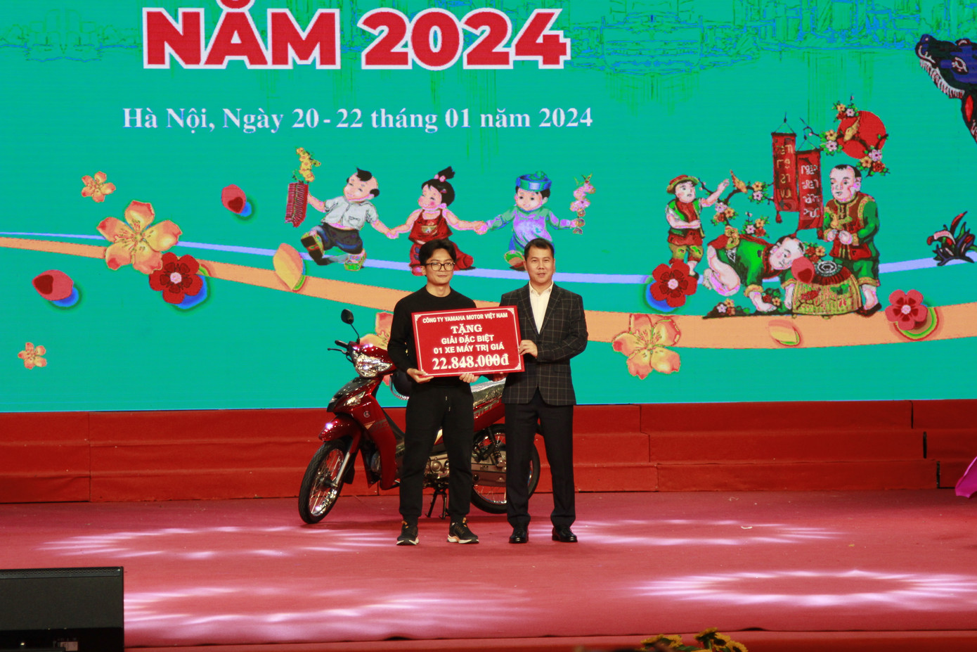 Công nhân may mắn bốc thăm trúng giải đặc biệt là một chiếc xe máy trị giá gần 23 triệu đồng