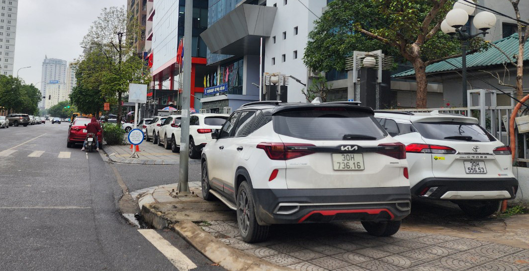 Tại quận Cầu Giấy, tình trạng chiếm dụng lòng đường, vỉa hè cũng tái diễn. Thậm chí, xe trên vỉa hè còn được "xếp" 2 hàng.