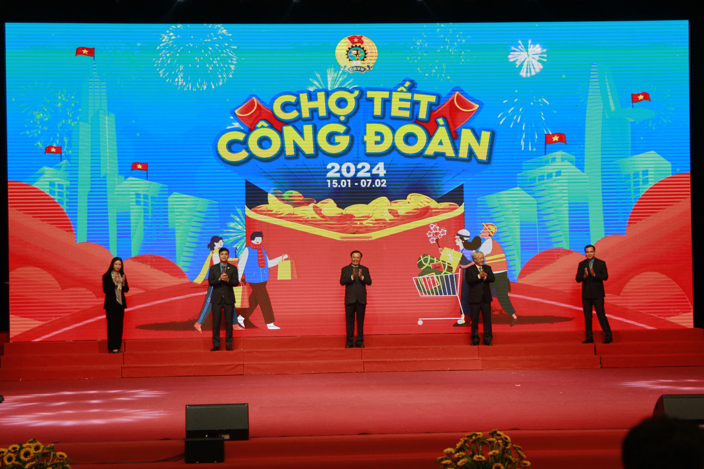 Các đại biểu thực hiện nghi thức khai trương Chợ Tết Công đoàn năm 2024