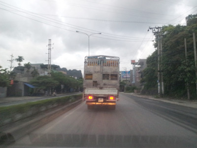 Xe gà nghênh ngang trên đường phố Hạ Long