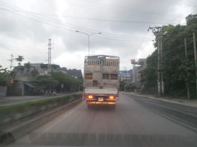 Xe gà nghênh ngang trên đường phố Hạ Long