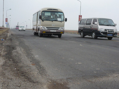 Mặt cầu Thăng Long - Một DA của Bộ GTVT sửa chữa nhiều lần vẫn chưa đạt yêu cầu. Ảnh: Trọng Đảng