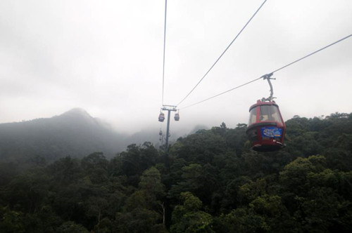 Nhờ có hai chặng cáp treo nên hành trình vượt núi lên chùa Đồng của du khách bớt vất vả hơn