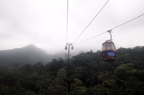 Nhờ có hai chặng cáp treo nên hành trình vượt núi lên chùa Đồng của du khách bớt vất vả hơn