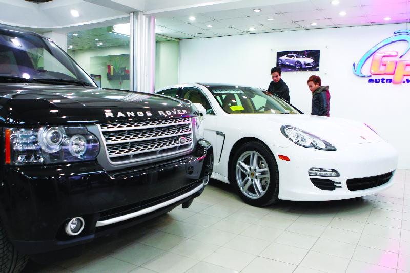 Lượng ôtô nguyên chiếc nhập khẩu tăng đột biến bốn tháng đầu năm 2011. Ảnh: Hồng Vĩnh. Lượng ôtô nguyên chiếc nhập khẩu tăng đột biến bốn tháng đầu năm 2011 Ảnh: Hồng Vĩnh