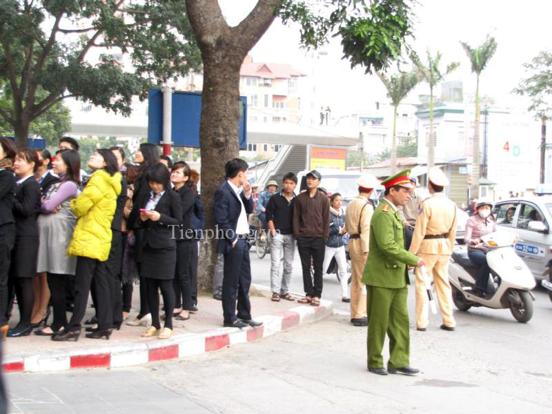 Cán bộ nhân viên công sở nhanh chóng di tản ra khỏi tòa nhà. Ảnh: Tuấn Nguyễn