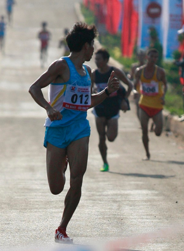 VĐV này còn cẩn thận ngoái lại nhìn đối thủ