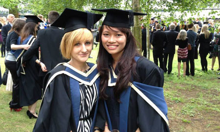 Trang trong lễ tốt nghiệp thạc sĩ tại ĐH Oxford Brookes 