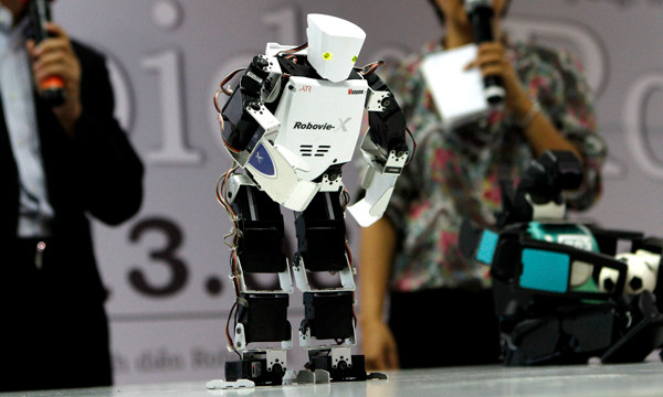 Chú robot cúi cháo khán giả. Chú robot cúi cháo khán giả