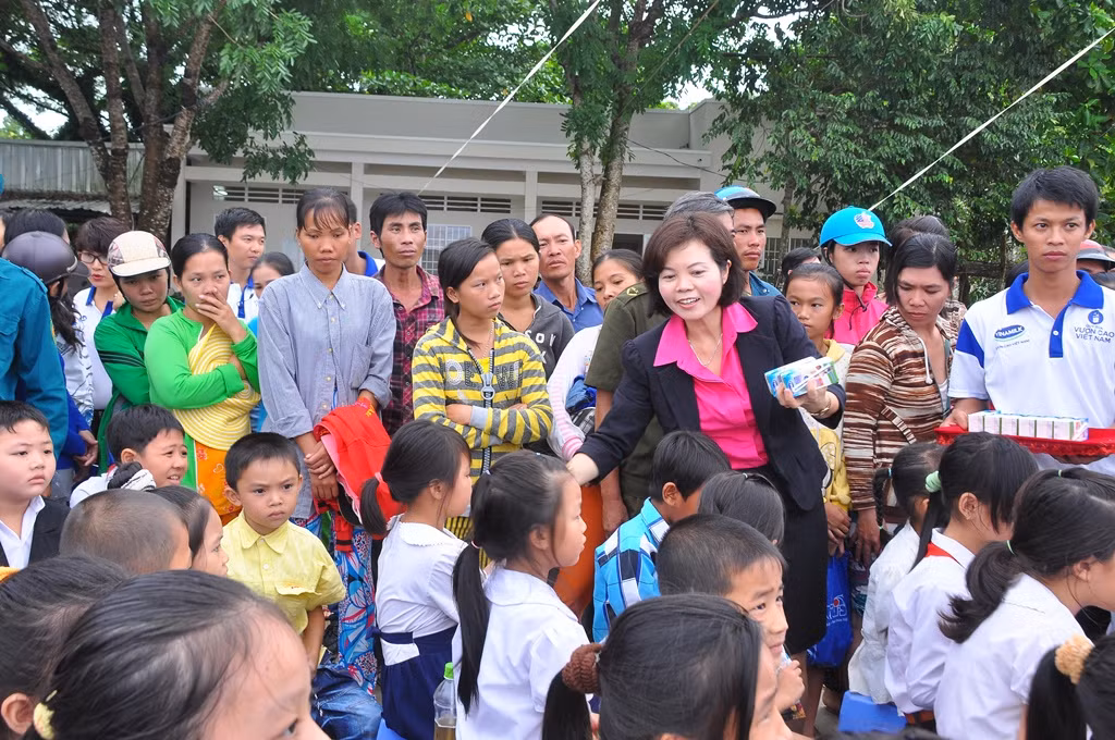 Bà Bùi Thị Hương – Giám Đốc Đối ngoại Vinamilk trao sữa cho trẻ em xã Bãi Thơm, huyện đảo Phú Quốc, Kiên Giang. Bà Bùi Thị Hương – Giám Đốc Đối ngoại Vinamilk trao sữa cho trẻ em xã Bãi Thơm, huyện đảo Phú Quốc, Kiên Giang
