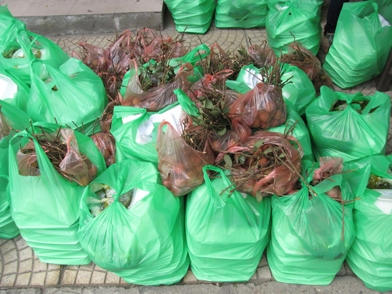 Mỗi suất ăn gồm có cơm gạo dẻo, đậu phụ sốt cà chua, lạc chiên, rau muống xào tỏi, ruốc nấm và thịt nạc tẩm bột chiên, canh cua nấu mồng tơi, cùng với nước uống pha chế từ trà thảo mộc và vải ăn tráng miệng