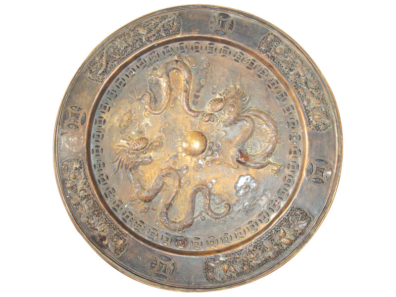 Mâm đồng gò bằng tay, đường kính 50 cm được làm dưới triều Lê