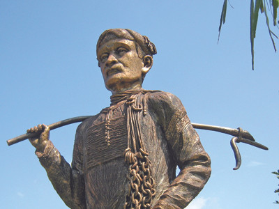 Tượng vua Khunjunop tại Thác Bảy Nhánh