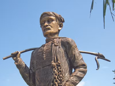 Tượng vua Khunjunop tại Thác Bảy Nhánh