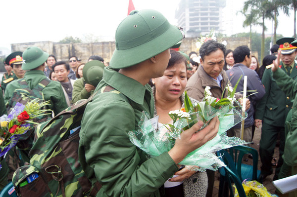 Phút chia tay giữa tân binh quận Ba Đình và người thân 