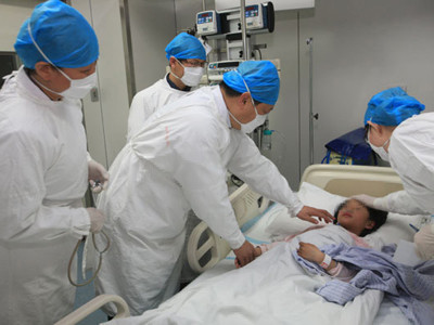 Các bác sĩ Bệnh viện Ditan đang điều trị bé gái 7 tuổi nhiễm H7N9 ở Bắc Kinh. Ảnh: Xinhua