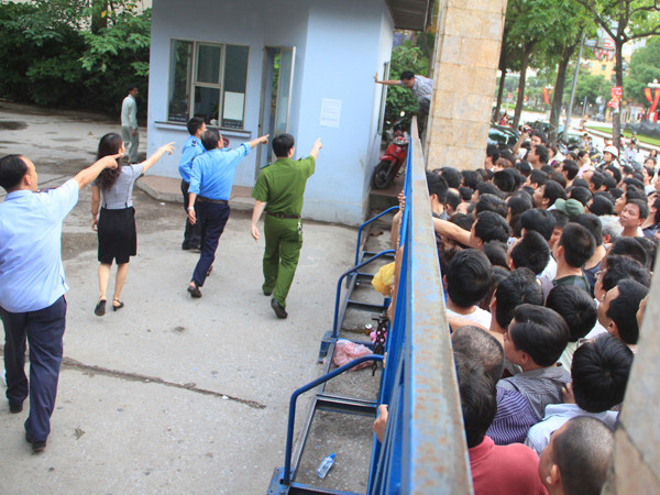 Cảnh sát và bảo vệ nỗ lực... Ảnh trong bài: Xuân phú